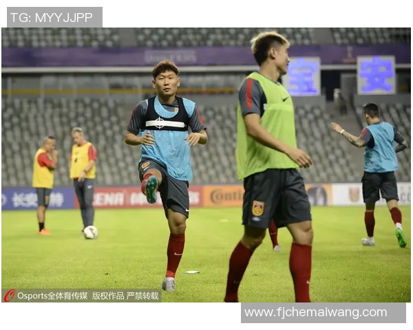 白色烫发足球星赛场惊艳全场掀起时尚与实力双重热潮