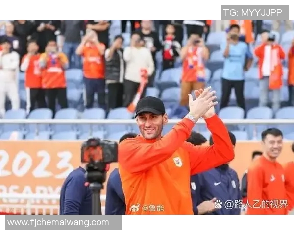 足球球星开嗓献唱中文歌曲引发球迷热烈关注与惊喜